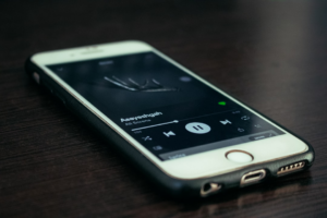 a close up of a cell phone on a table — Foto por Mohammad Ramezanalizadeh na Unsplash