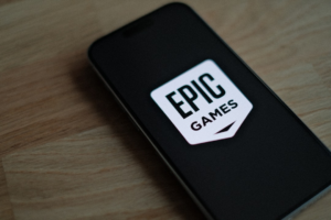 A phone with a sticker on it sitting on a table — Foto por appshunter.io na Unsplash
