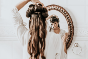 woman wearing white dress standing in front of mirror — Foto por Jonathan Borba na Unsplash