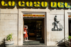 La Casa Del signage — Foto por Winston Chen na Unsplash
