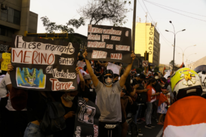 people holding black and white banner during daytime — Foto por wilson montoya na Unsplash
